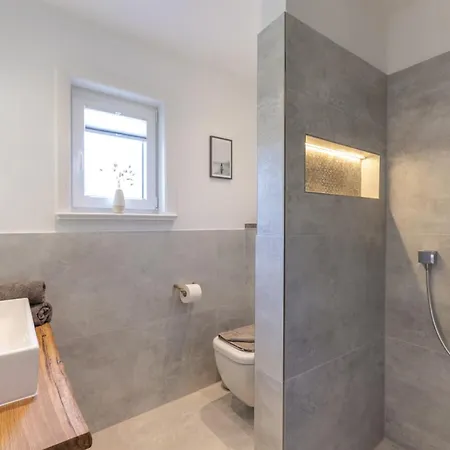 Haus Mit Sauna, 3 Sz, 2 Baeder & 450 M Daire Wyk auf Föhr